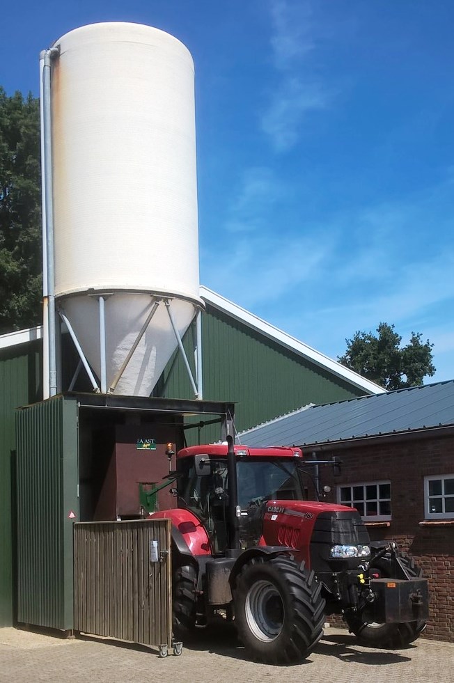 Kas_silo_met_Tractor.jpg